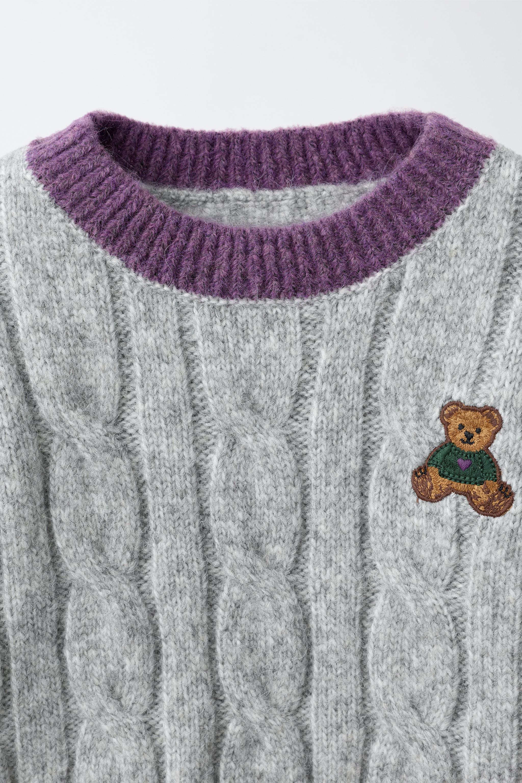 PULL EN MAILLE À TORSADES OURSON BRODÉ