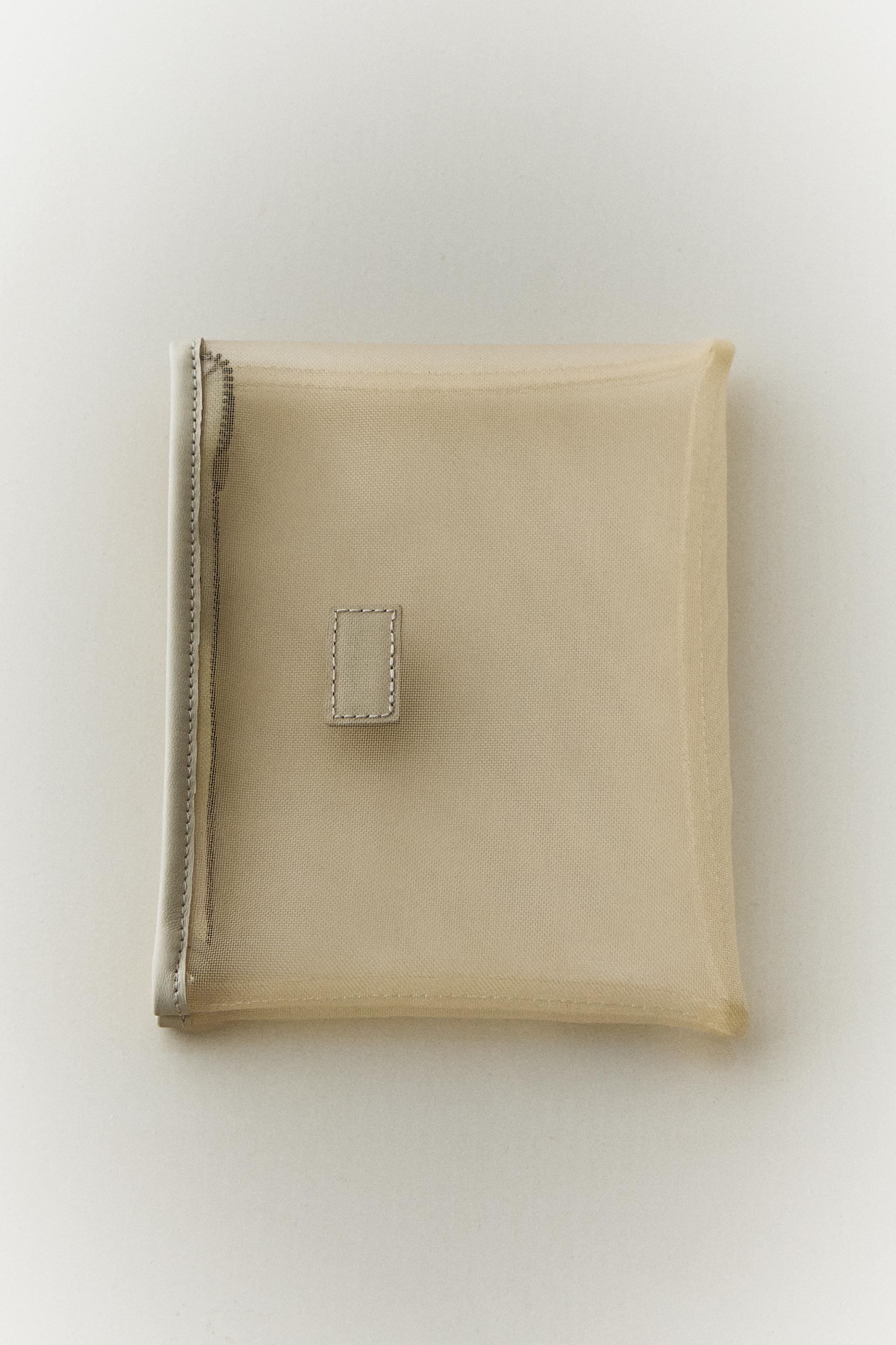 SMALL MESH MAKEUP BAG