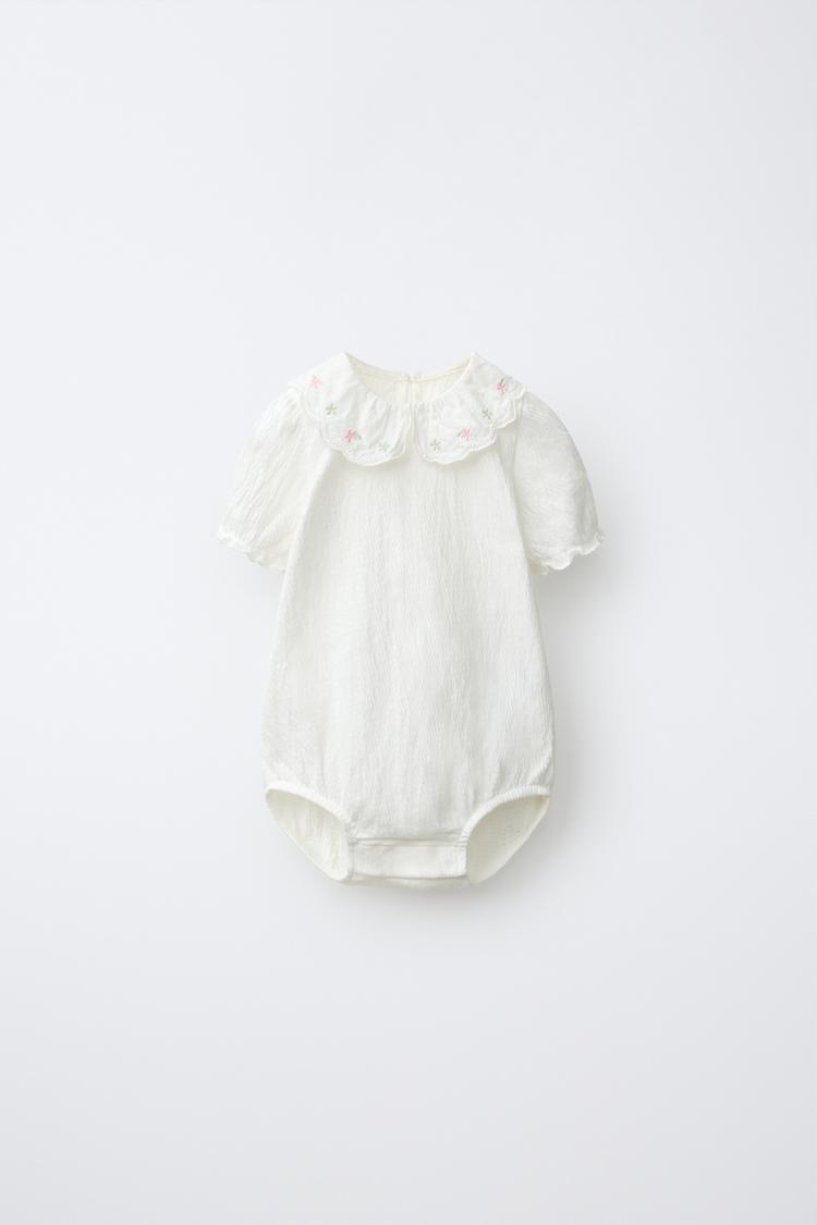 Body textura cuello bordado flores
