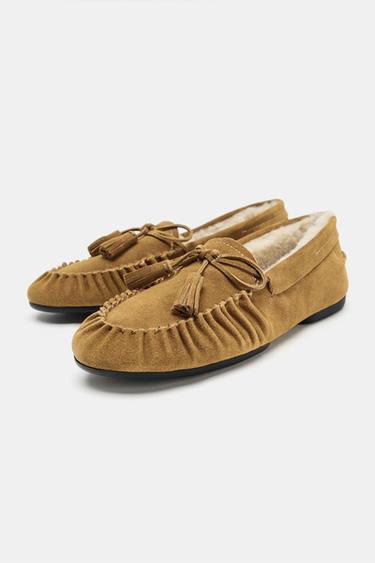 MOCASSINS EN CUIR DAIM EFFET PEAU DE MOUTON - Beige de Zara - Image 4