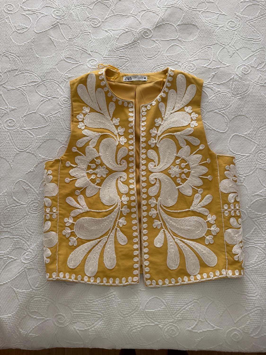 WAISTCOAT WITH CONTRAST EMBROIDERY - Image 2