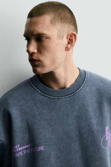 SWEAT DÉLAVÉ À INSCRIPTIONS IMPRIMÉES - Bleu délavé de Zara - Image 4