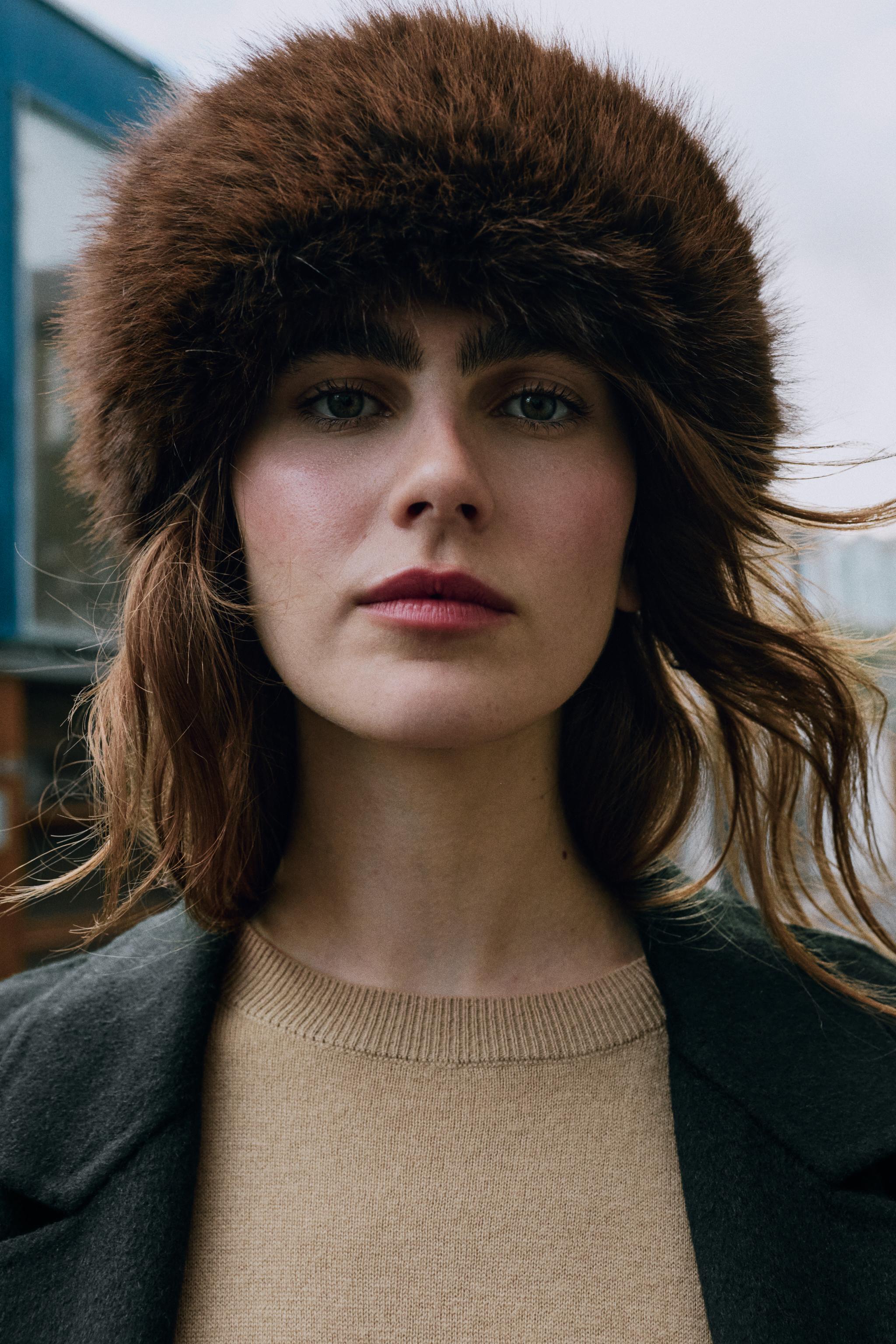 BONNET MATIÈRE SYNTHÉTIQUE EFFET FOURRURE
