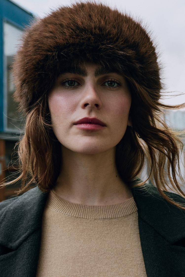 REVERSIBLE FAUX LEATHER AND FAUX FUR HAT — Brown