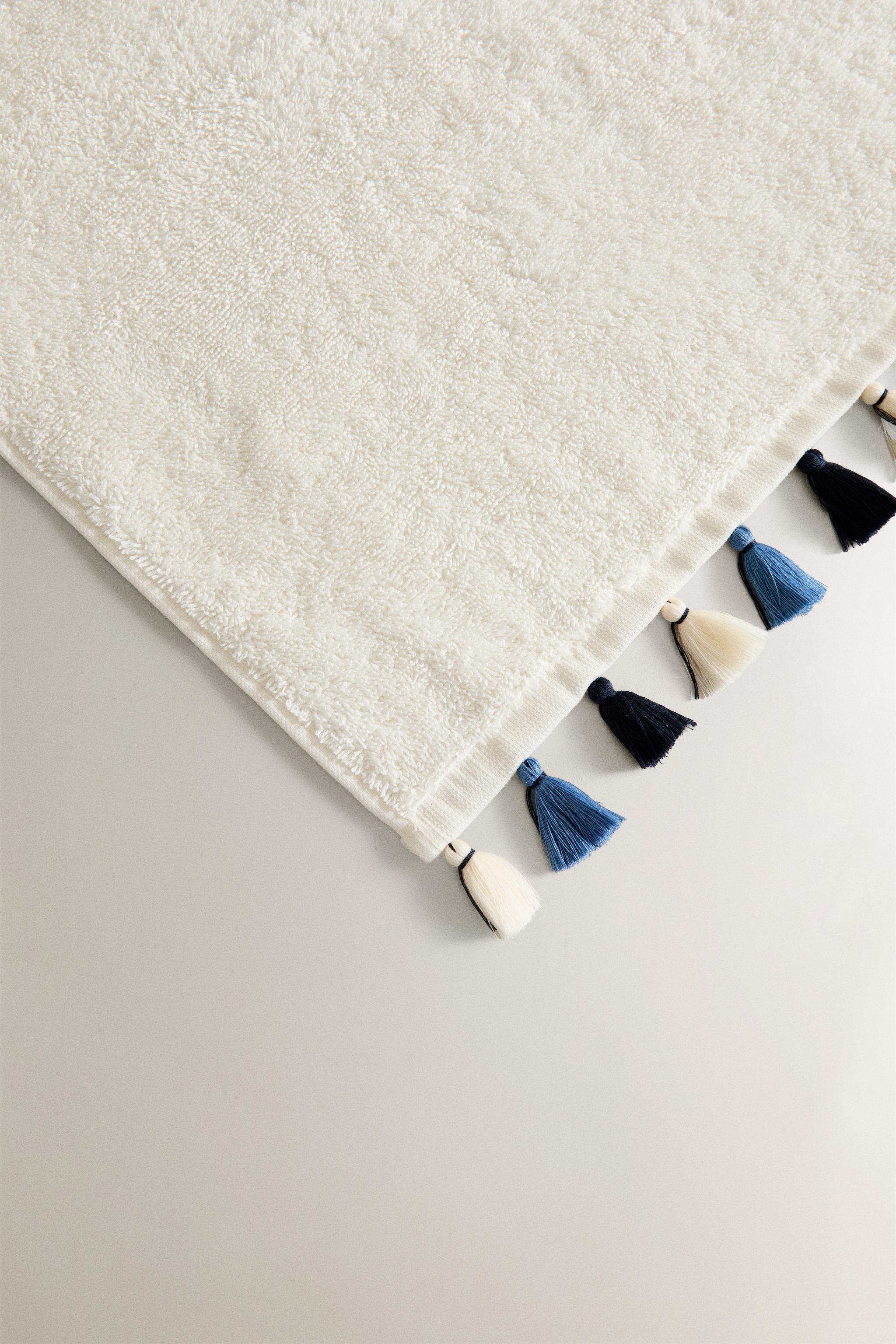 POMPOM BATH TOWEL