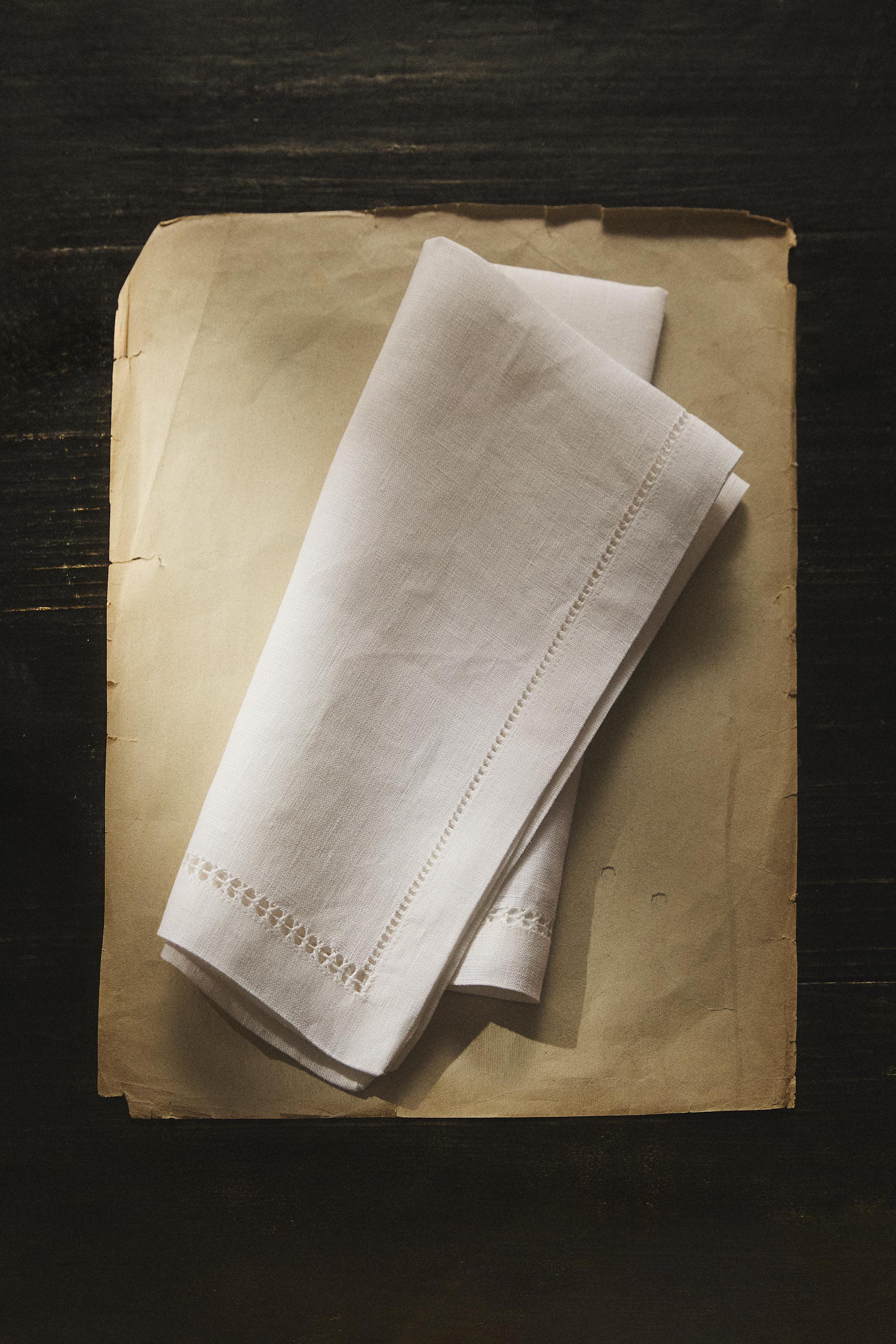 SET OF EMBROIDERED HEMSTITCHED NAPKINS (SET OF 2)