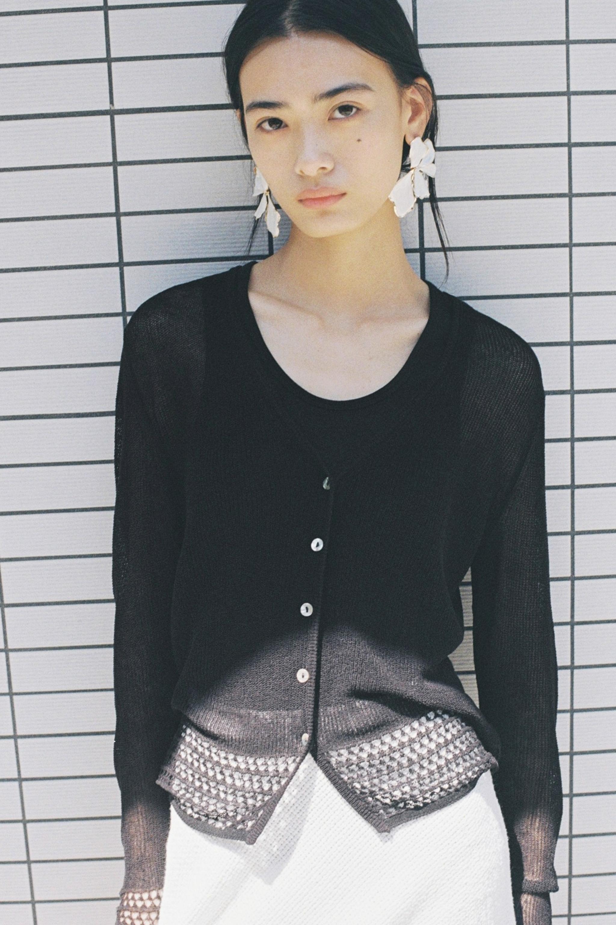 ZARA ニットカーディガン　メタリックボタン ZARA ニットカーディガン メタリックボタンの通販 by ラスカル