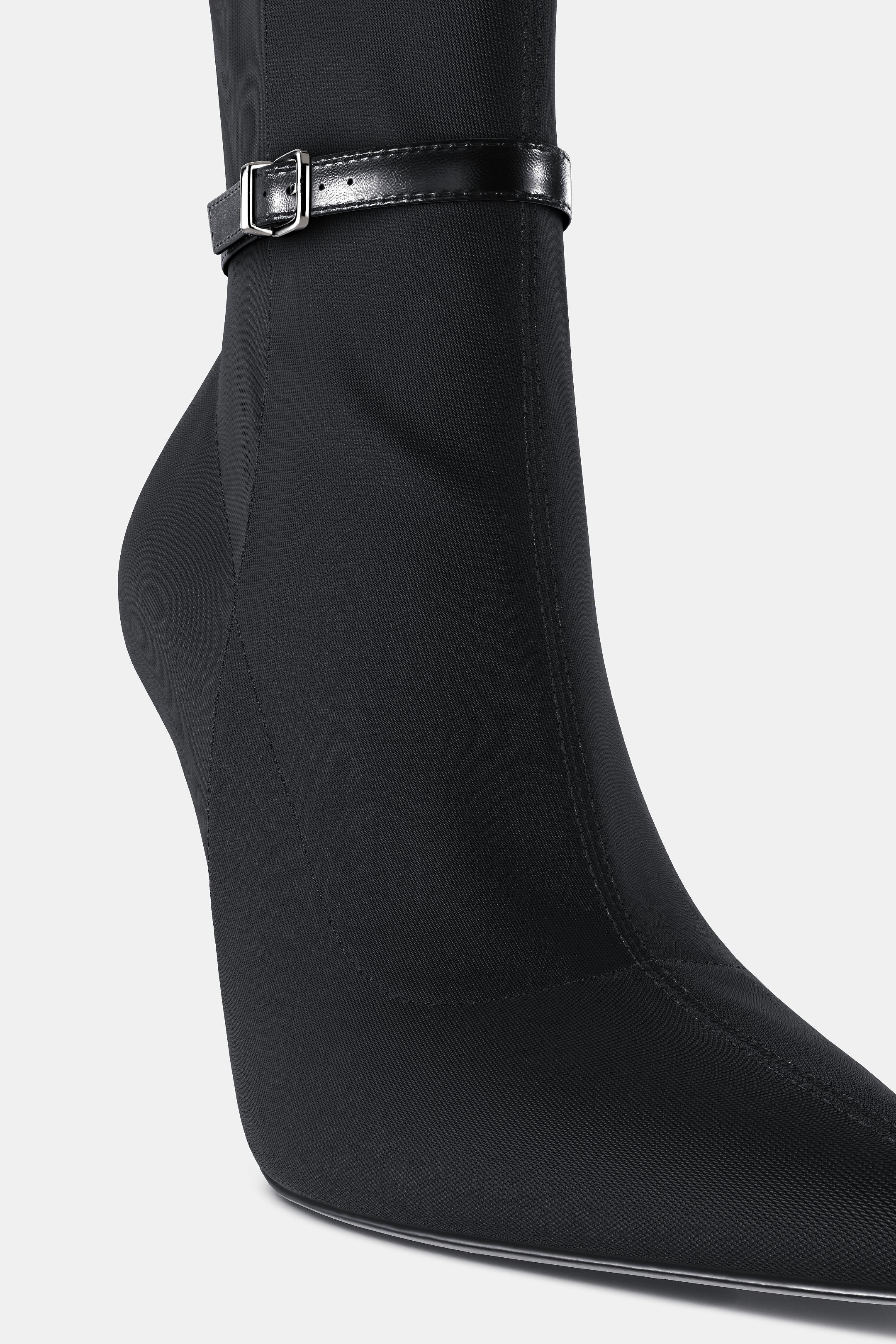 BOTÍN TACÓN HEBILLA - Negro de Zara