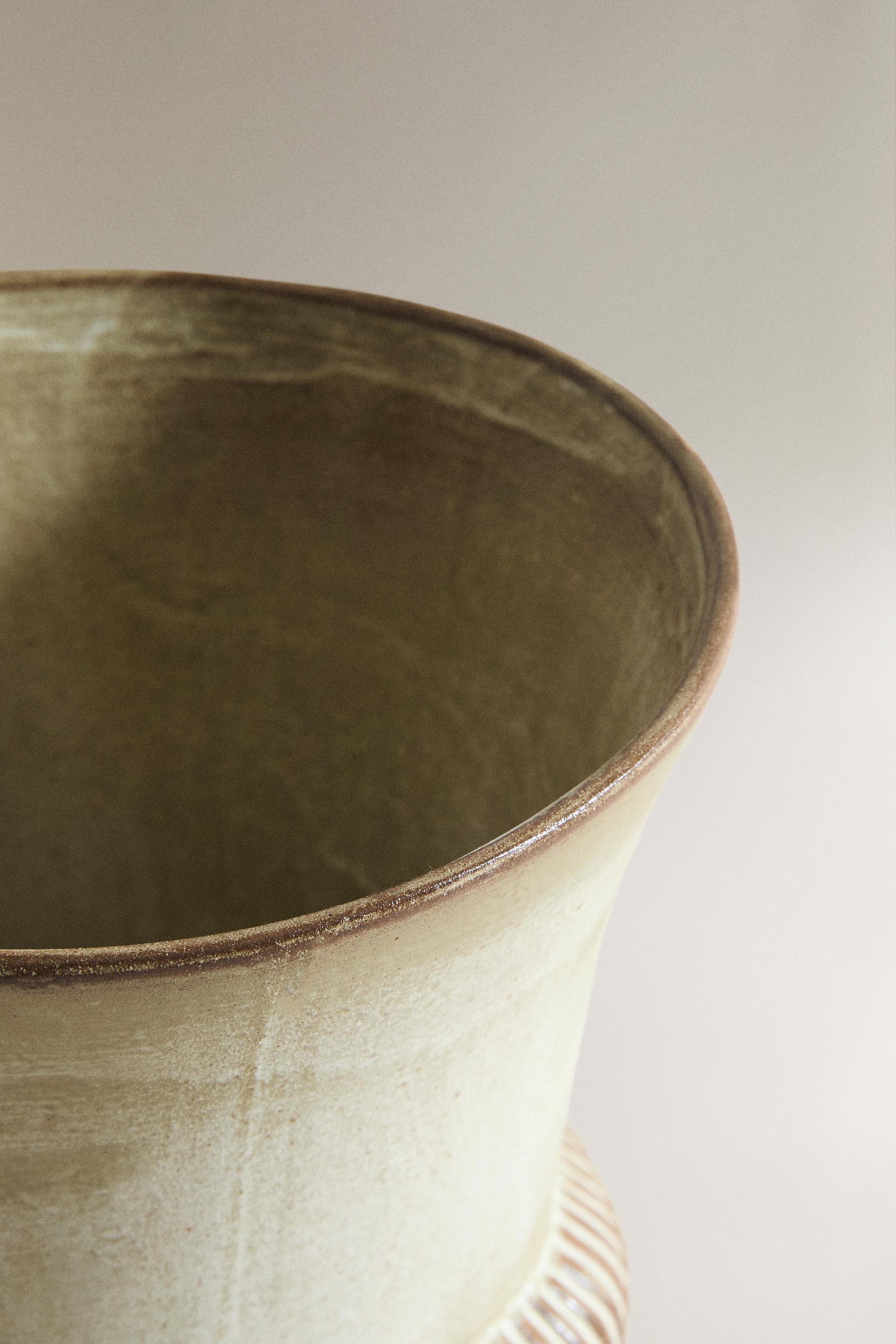 DECORATIVE CERAMIC VASE — Ecru
