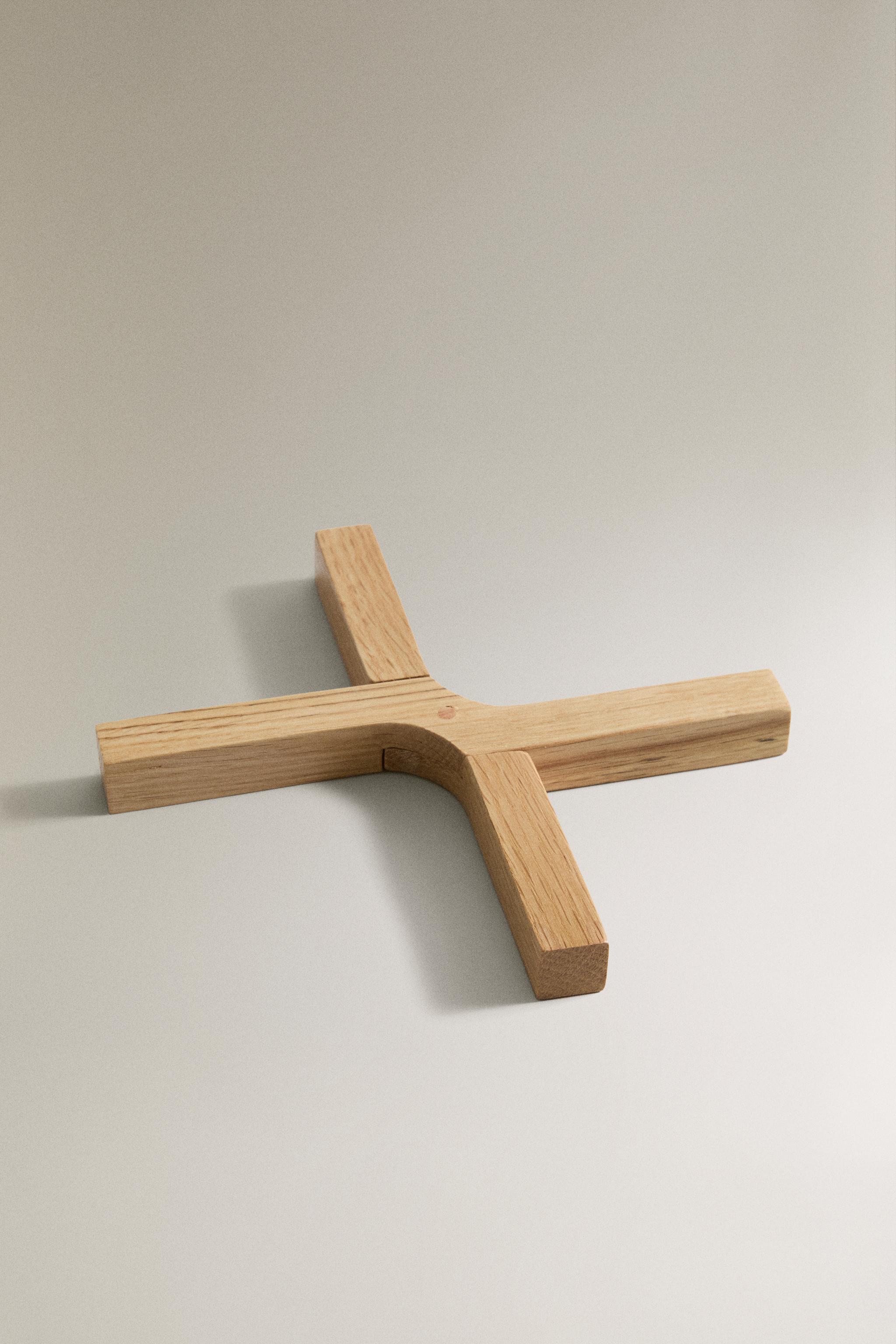 WOODEN TRIVET — Light brown