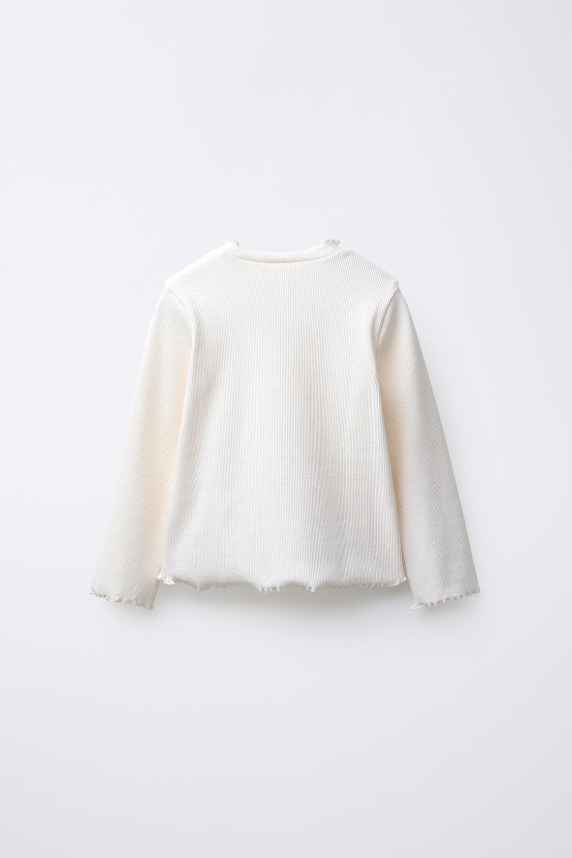 RIBBAD T-SHIRT MED BRODERAD DETALJ