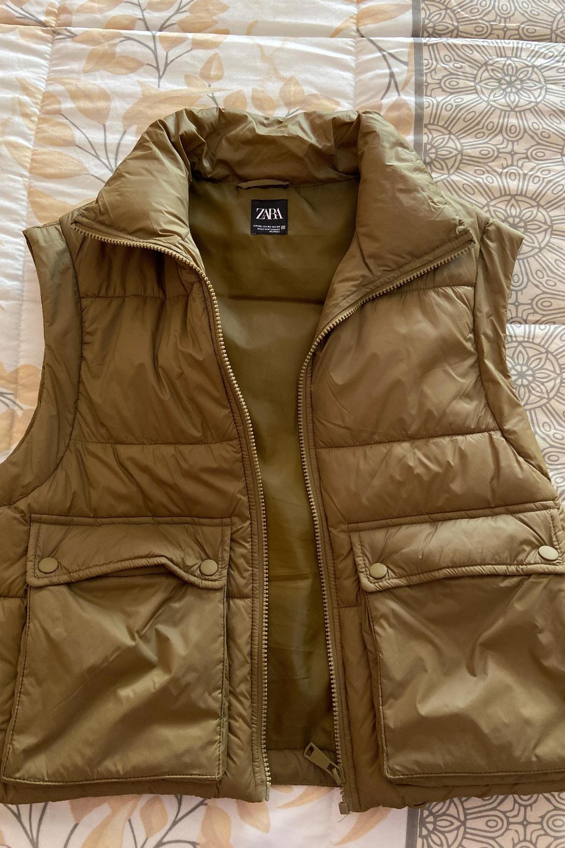 WATER-REPELLENT GILET WITH WIND PROTECTION