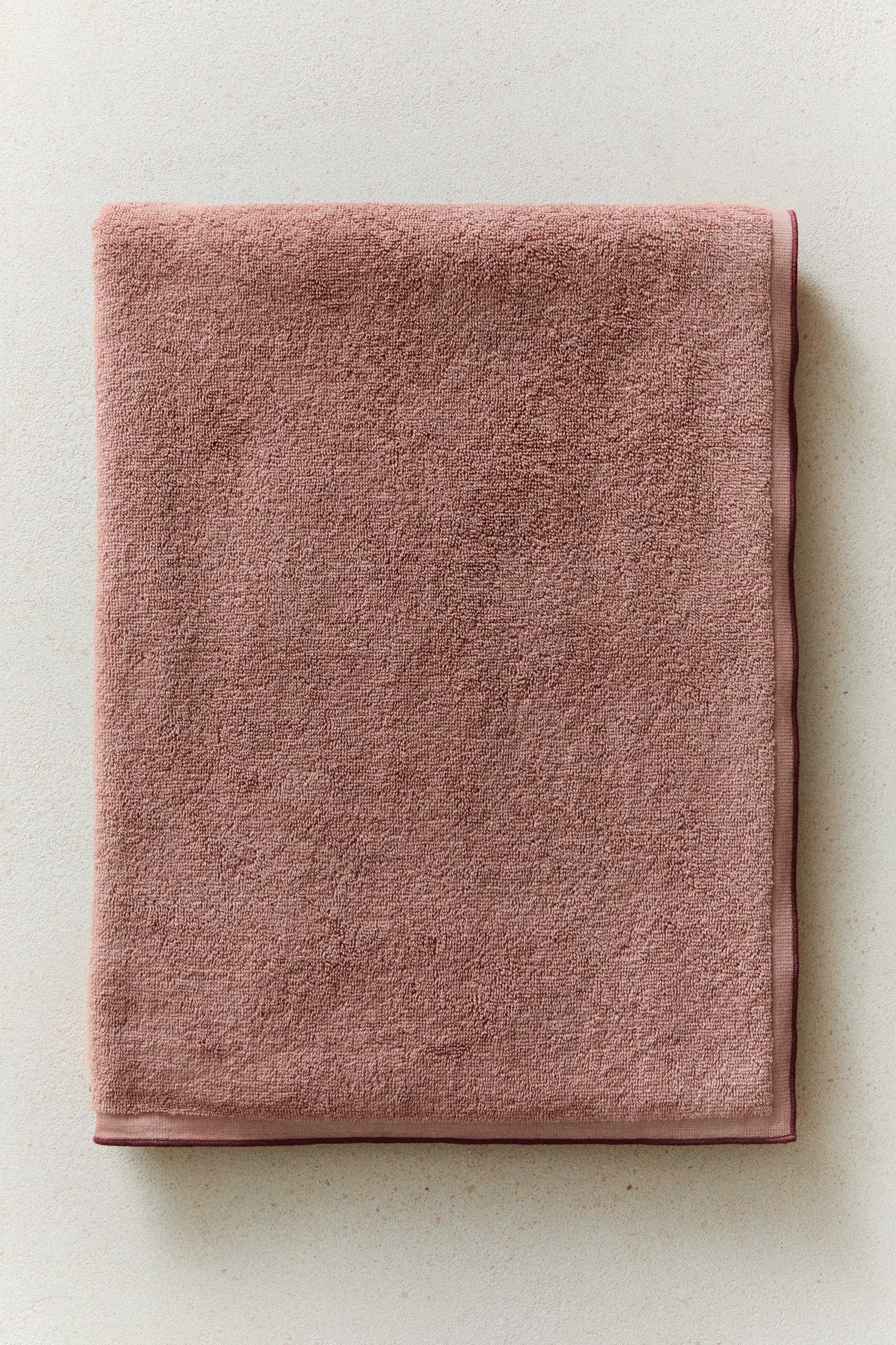 COTTON OVERLOCK BATH TOWEL — Pale pink