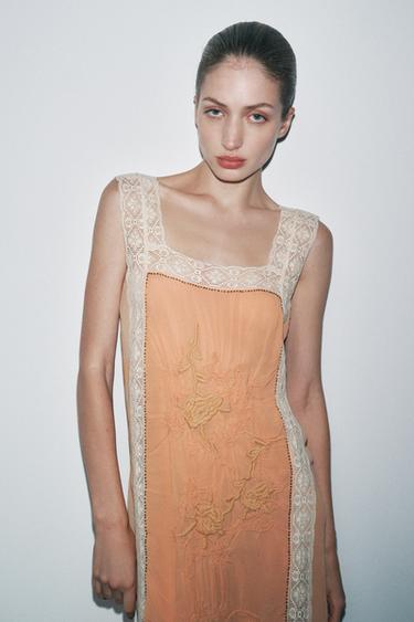 VESTIDO ESTRUCTURA BORDADOS PUNTILLA - Melocotón de Zara