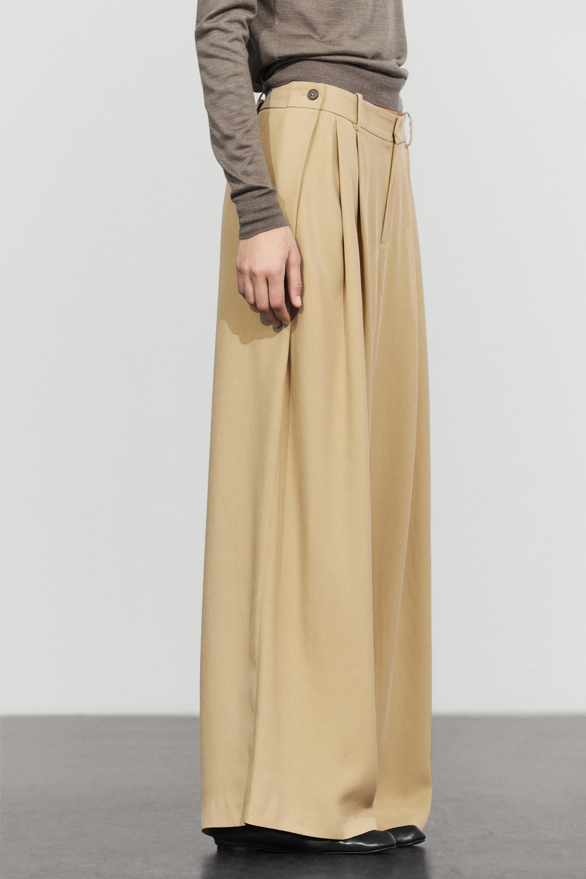 Pantalon fluide plissé à boutons