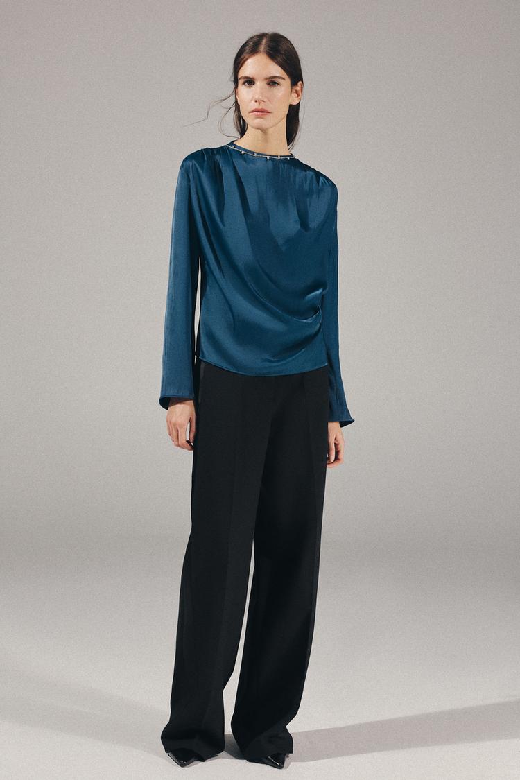 Blusa satinada collar joyas