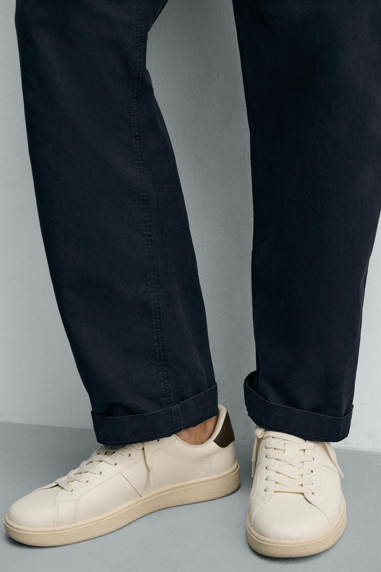 TENIS CON DETALLE EN EL TALÓN 3