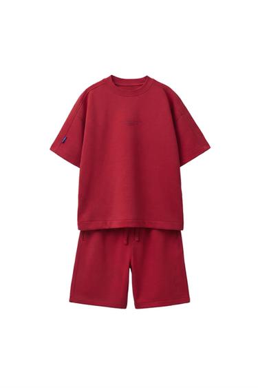 طقم تيشرت وبرمودا انترلوك - أحمر الخاص بـ Zara