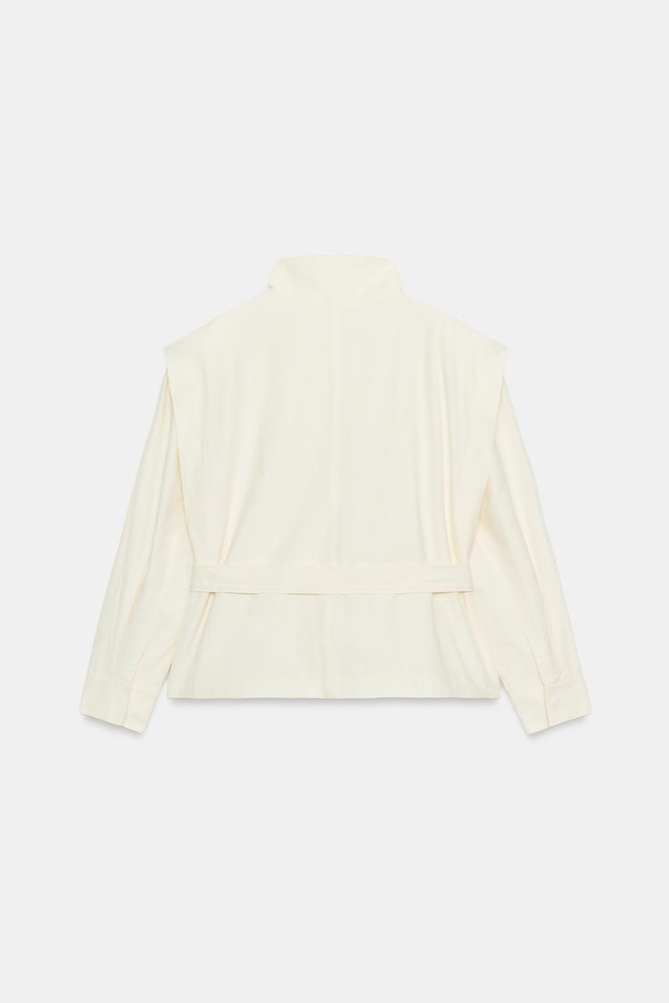 Blazer con cinturón y cuello alto 7