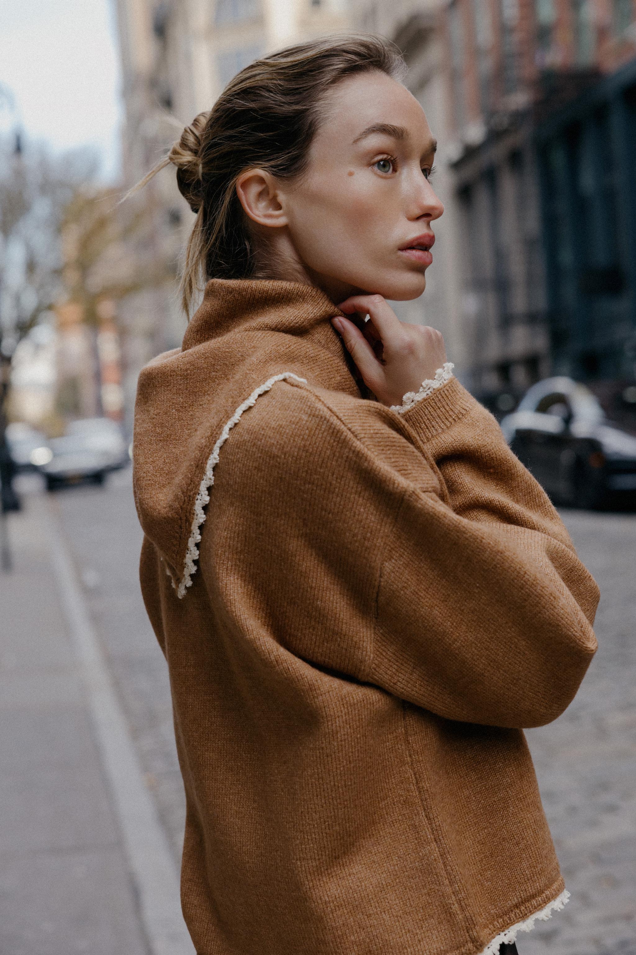 PULL EN MAILLE AVEC BANDANA ET DENTELLE