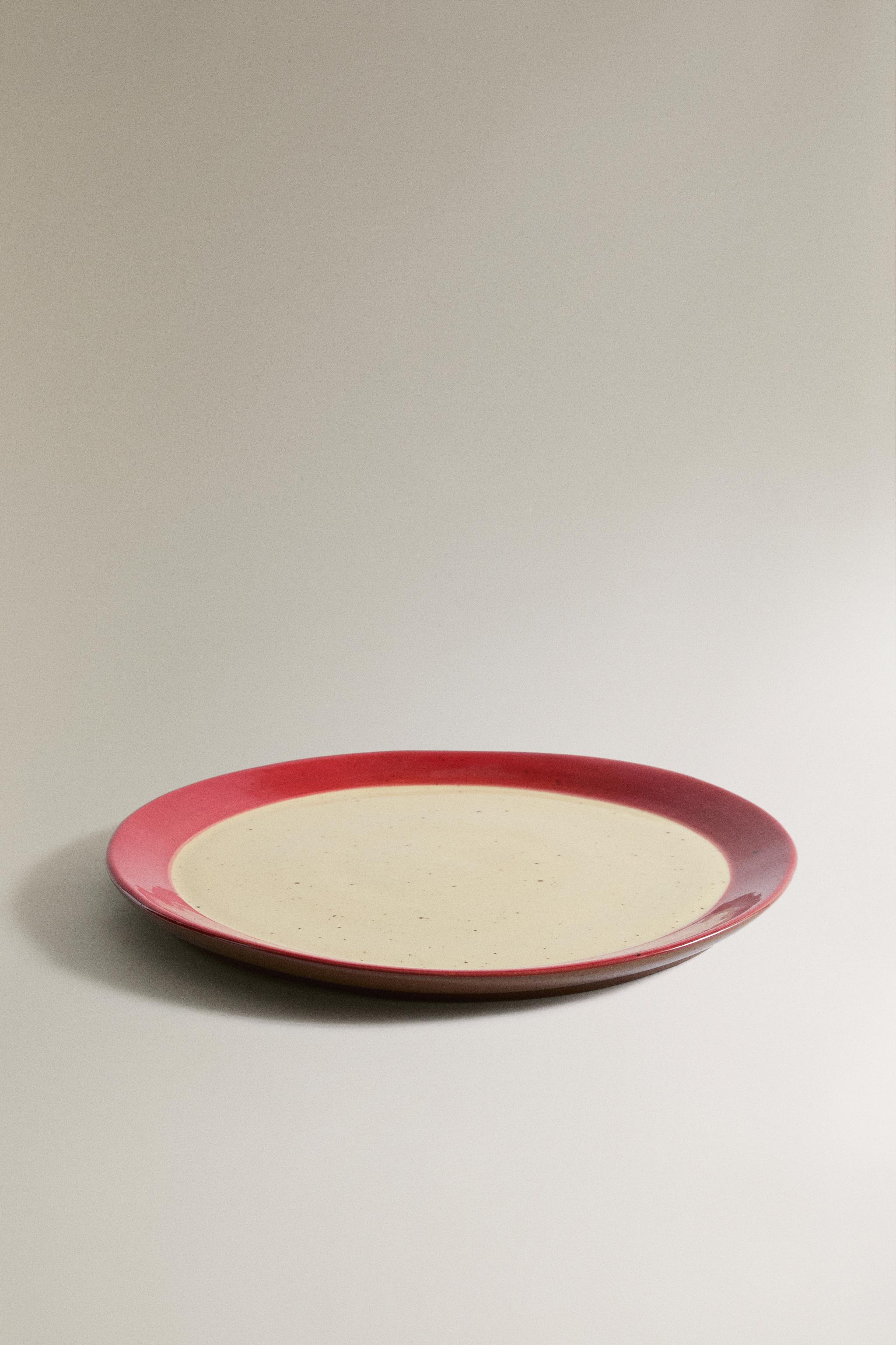 STONEWARE DINNER PLATE WITH CONTRAST RIM — Red