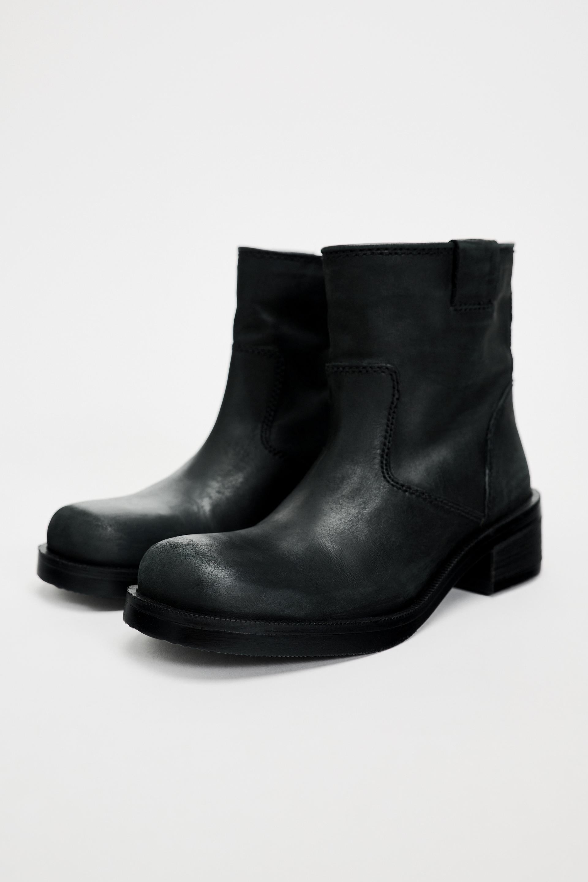 LOW HEELED LEATHER ANKLE BOOTS WITH ZIPPER - Black