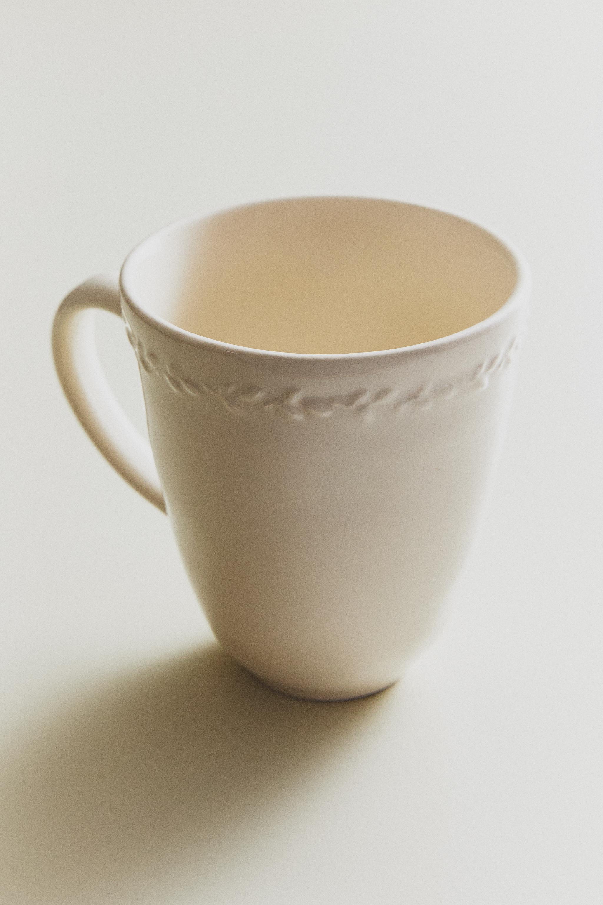 EARTHENWARE MUG WITH RAISED RIM