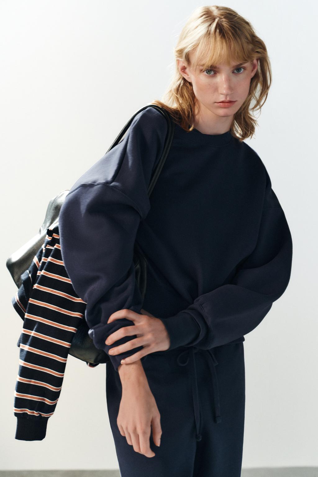 BASIC PLUSH SWEATSHIRT