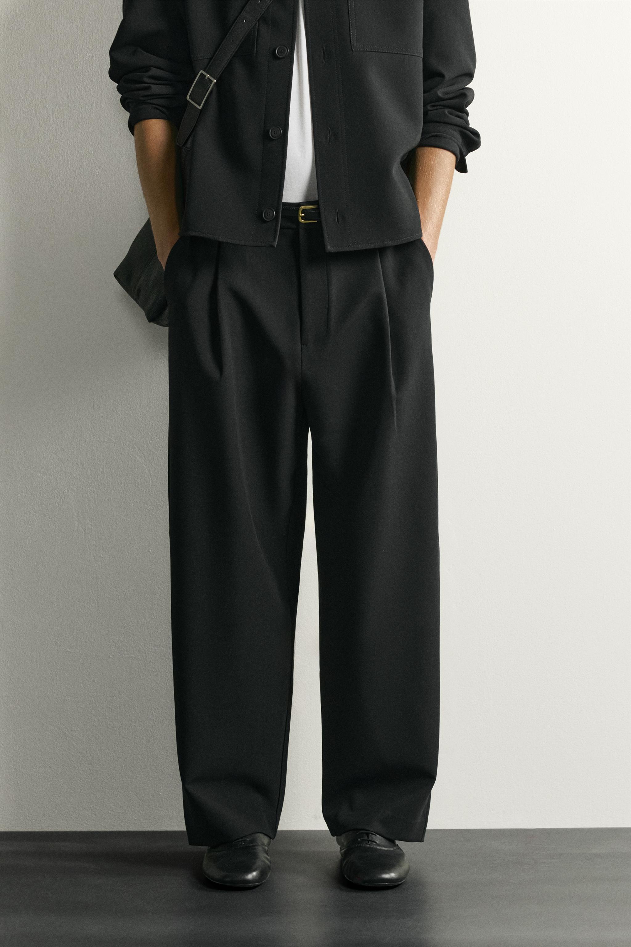 RELAXED FIT PLEATED PANTS — Black