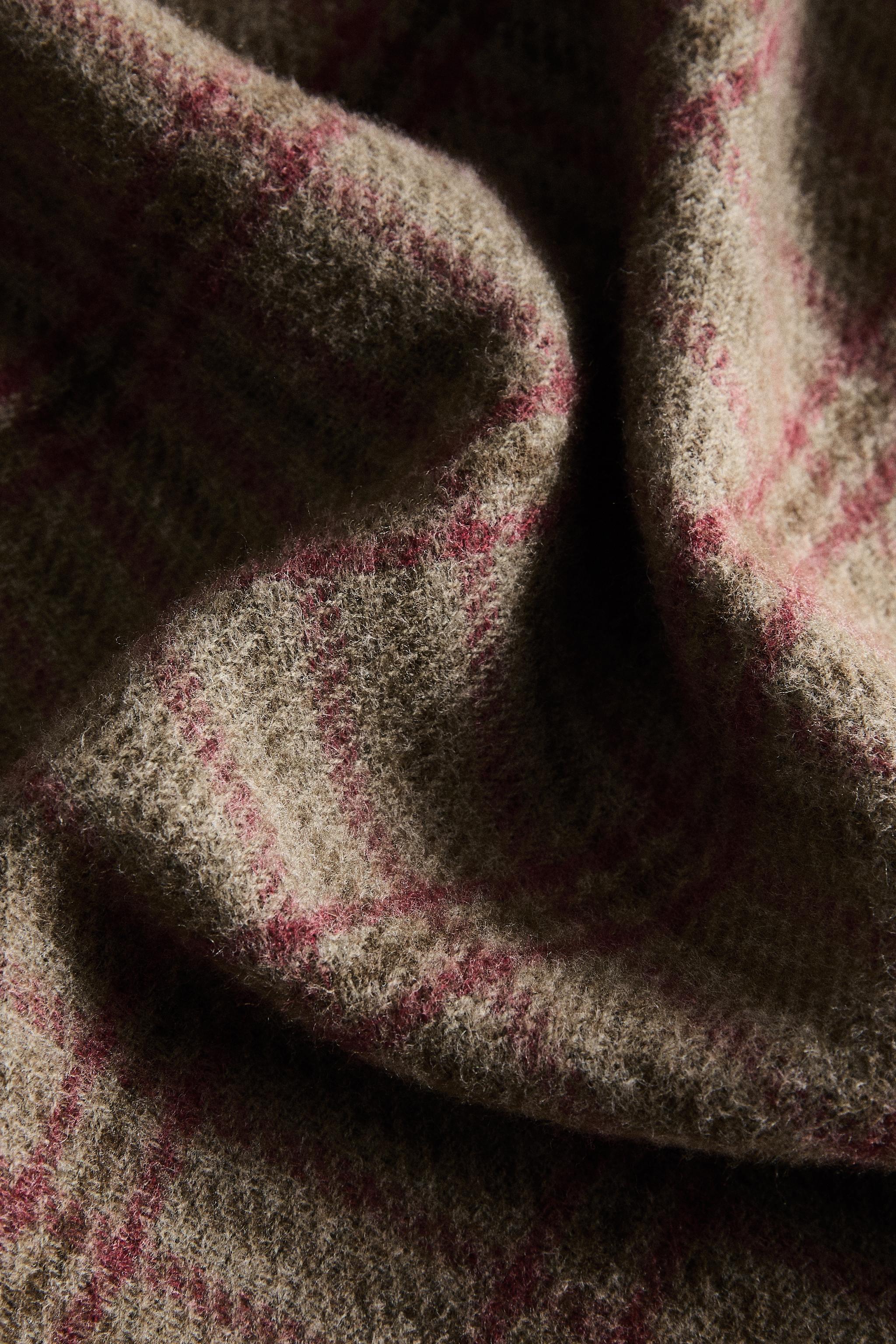 PLAID BLANKET WITH FRINGE