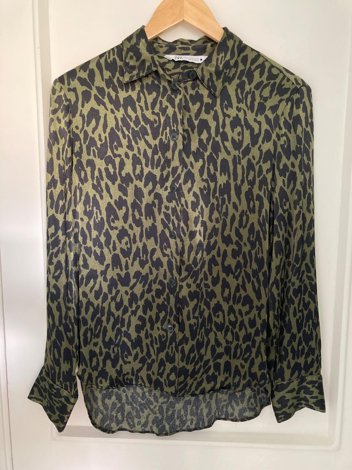 PRINTED SHIRT WITH A SATIN FINISH