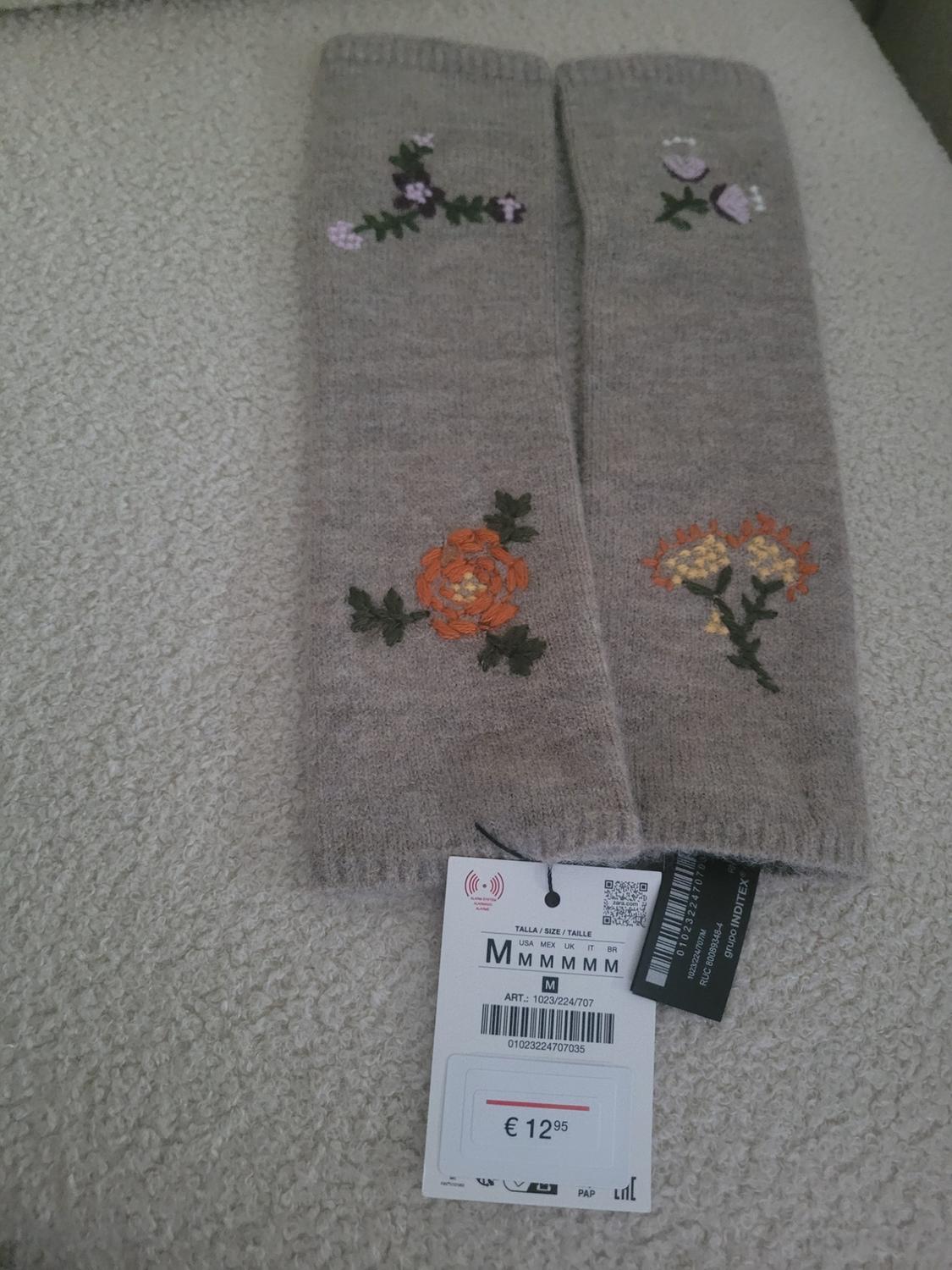 KNIT MITTENS WITH FLORAL EMBROIDERY - Image 3