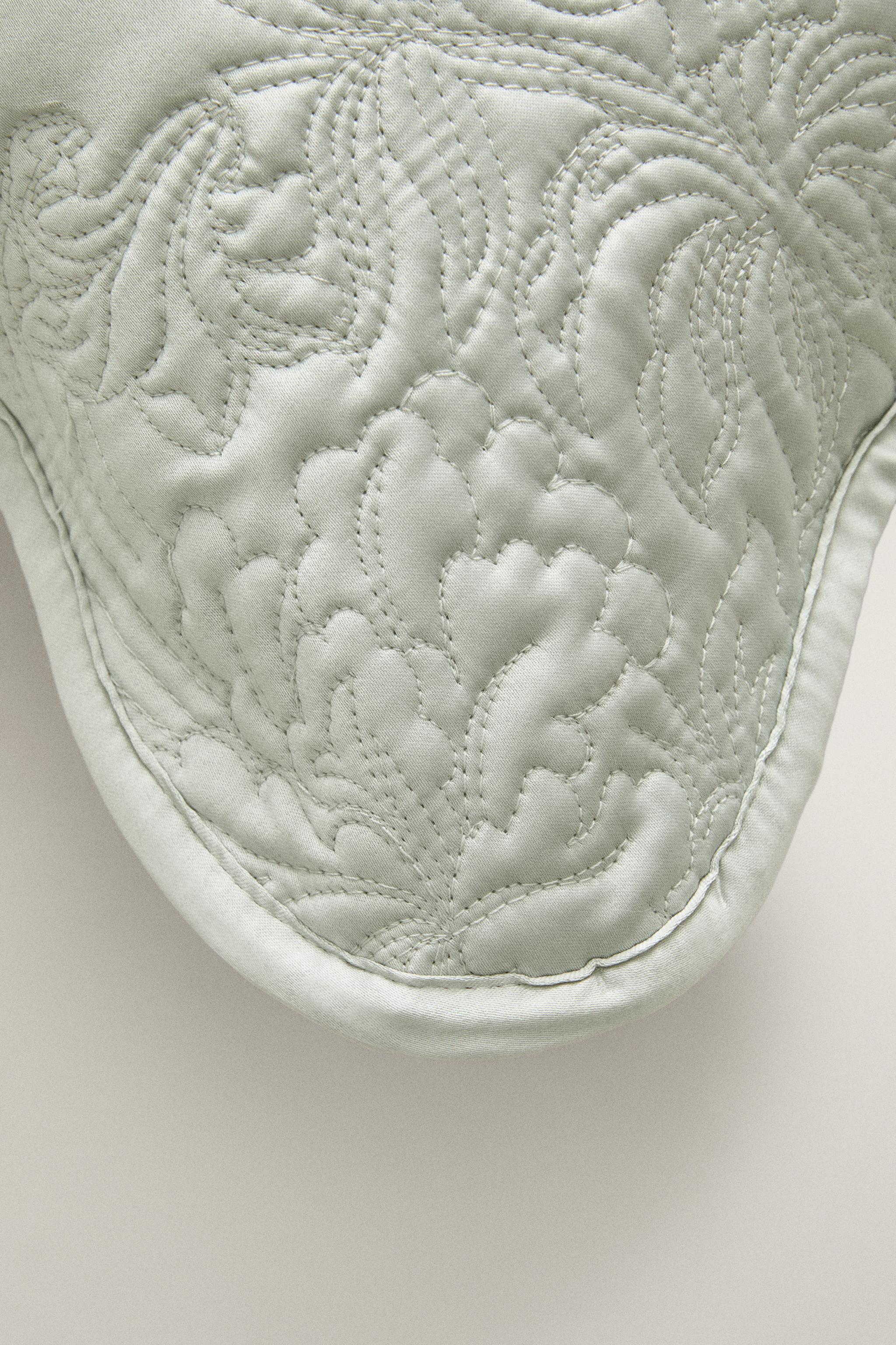SCALLOPED FLORAL CUSHION COVER — Light green