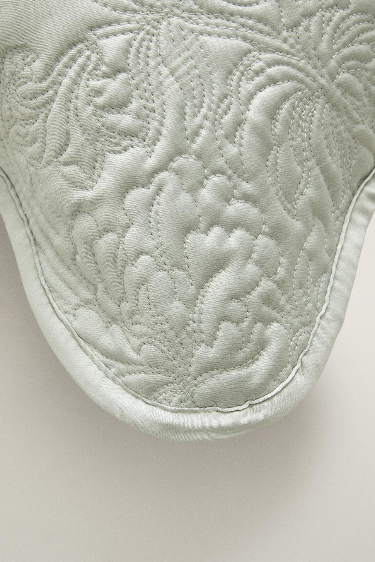 SCALLOPED FLORAL CUSHION COVER — Light green