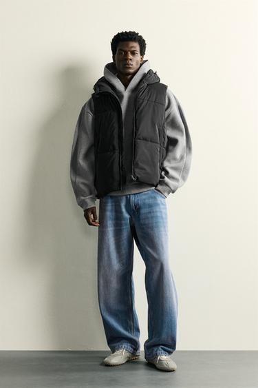 CHALECO ACOLCHADO CAPUCHA REGULAR FIT - Negro de Zara - Imagen 0