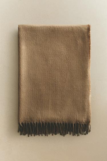 FRINGED DECORATIVE THROW - camel by Zara