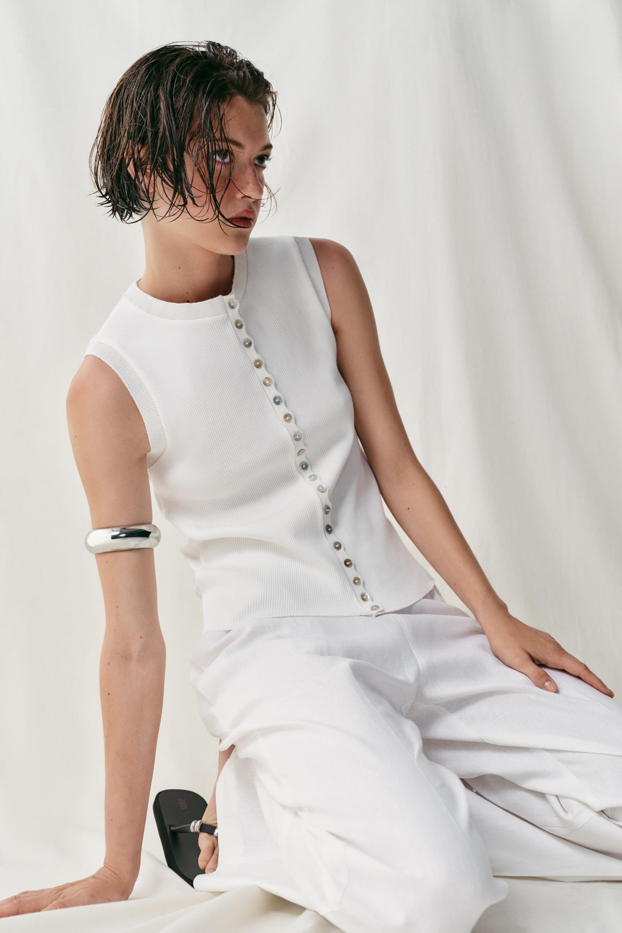 BUTTONED TOP — White