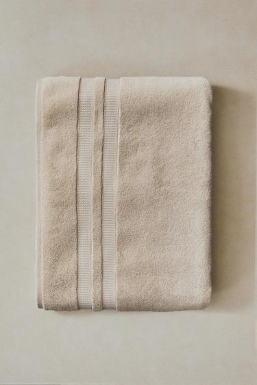 EXTRA SOFT DOUBLE-BORDER BATH TOWEL — Light sand 1