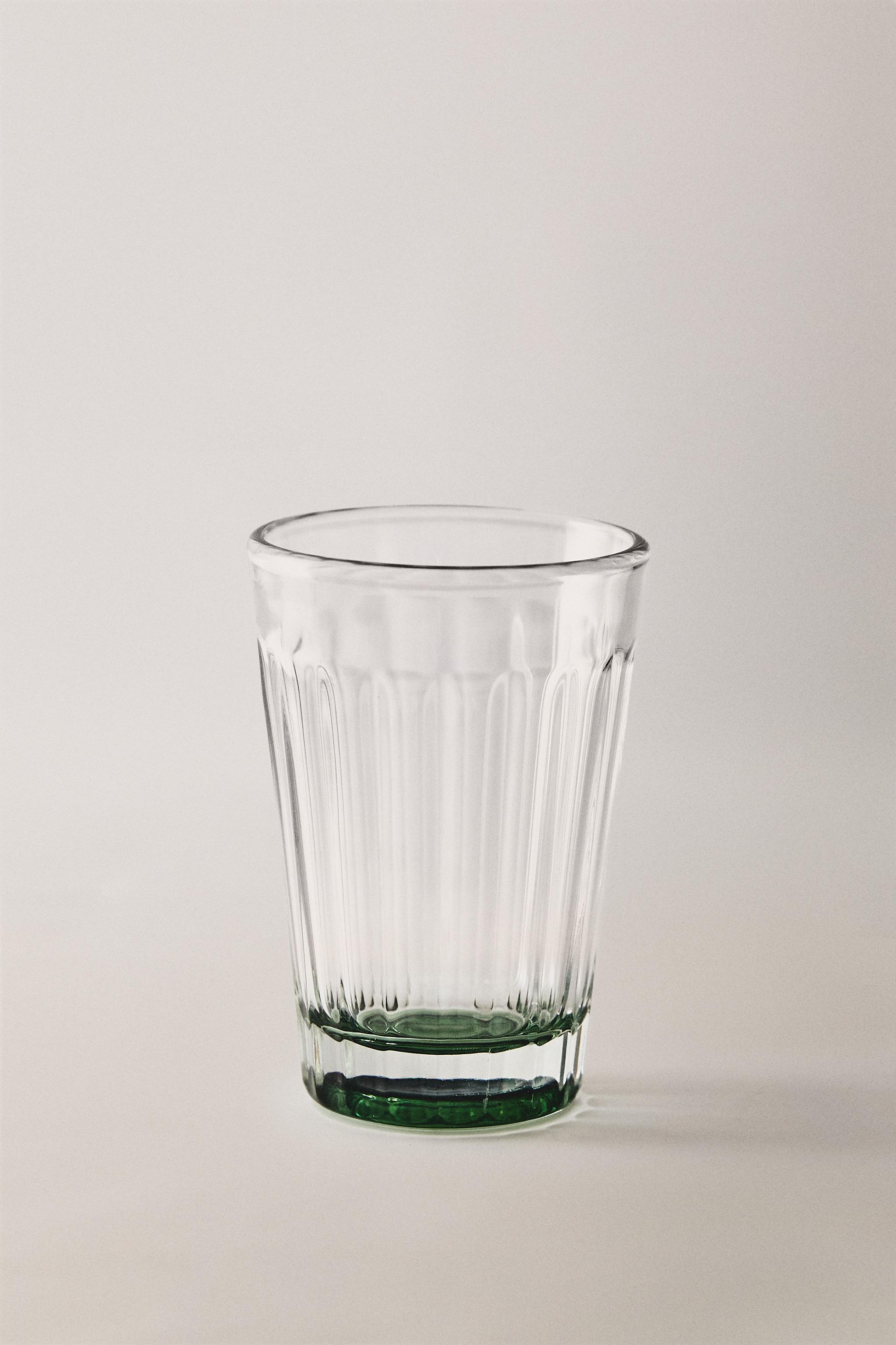 RAISED GLASS TUMBLER WITH A COLORED BASE — Green