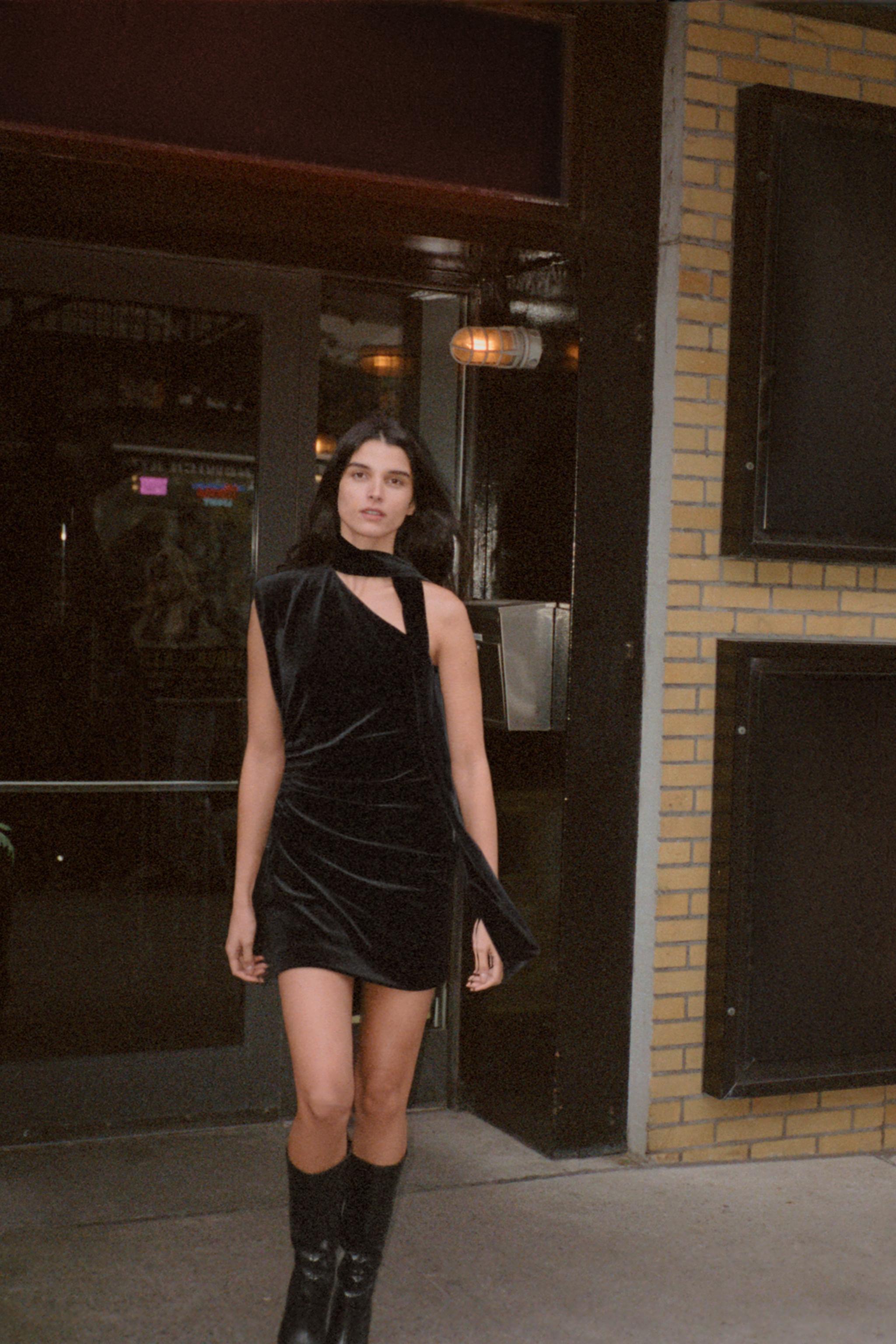 ベルベットスカーフ付きショート丈ワンピース - ブラック | ZARA Japan