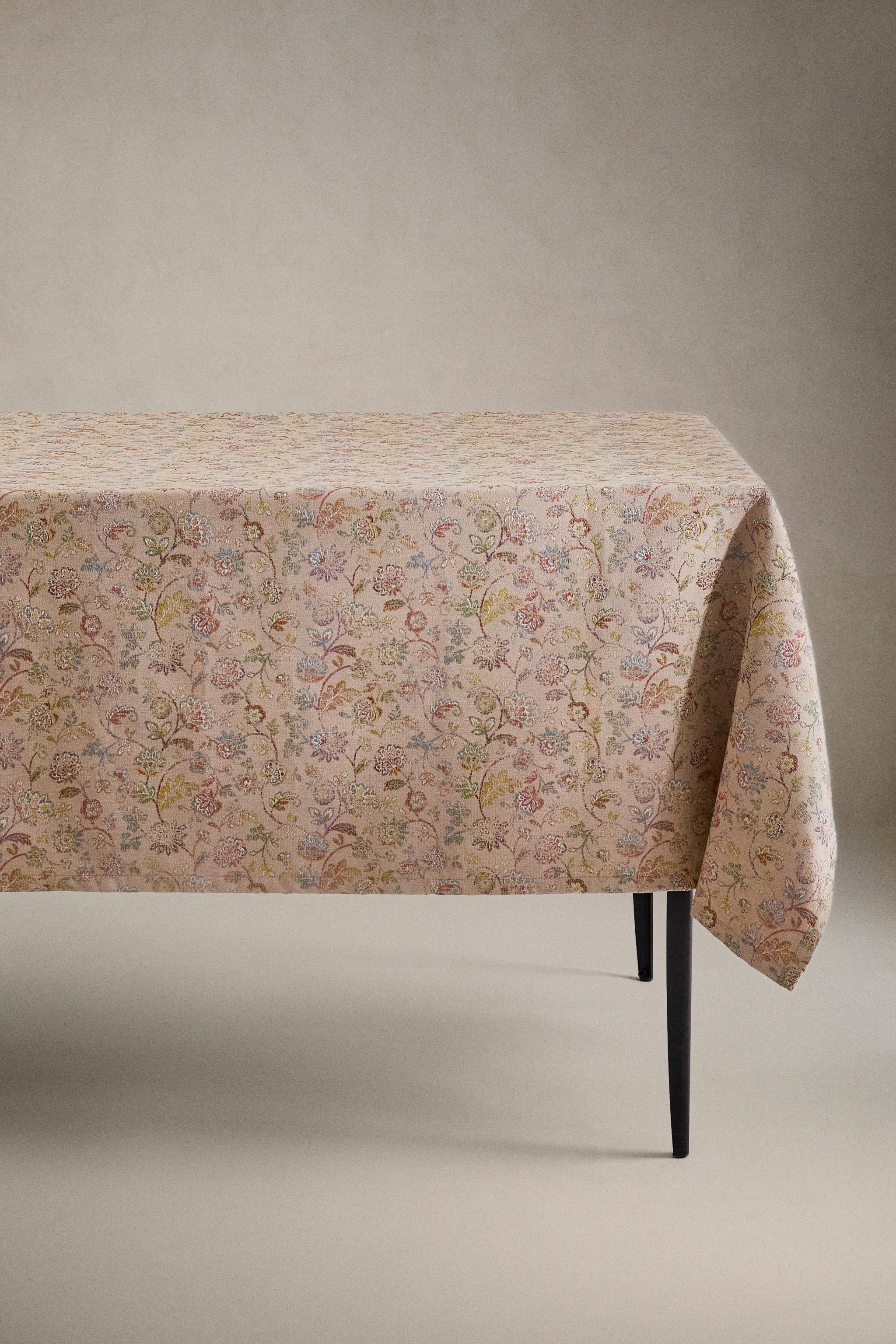 FLORAL JACQUARD TABLECLOTH