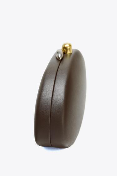 BOLSO CAJA CIERRE METALIZADO - Chocolate de Zara