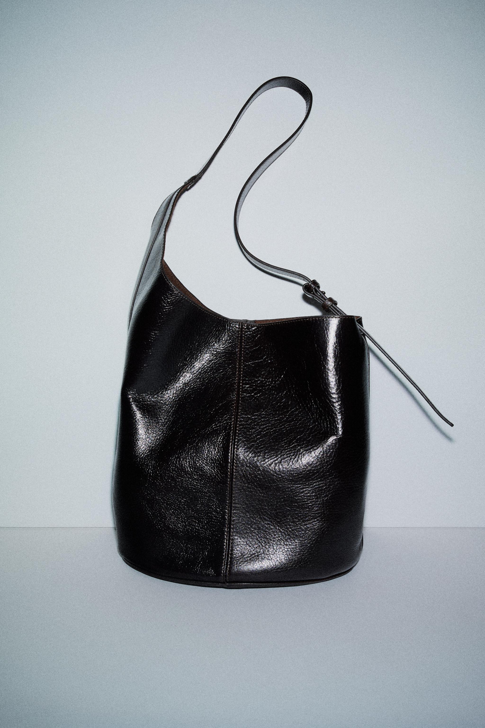 ZARA チャーム付きバック 黒 肩がけバック ZARA ギャザーチャーム付き黒ショルダーバッグ - メルカリ