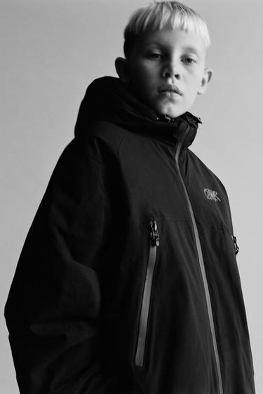 GEACĂ MATLASATĂ CU FERMOAR - Negru de la Zara