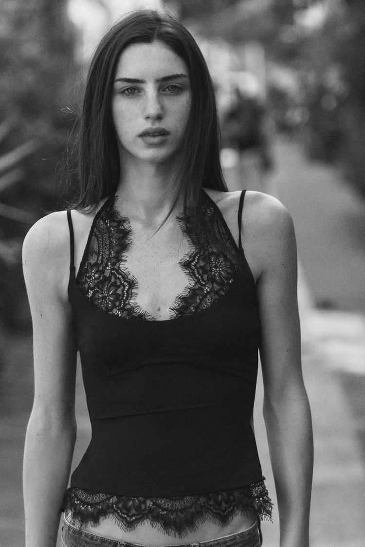 Top halter con borde de encaje 4