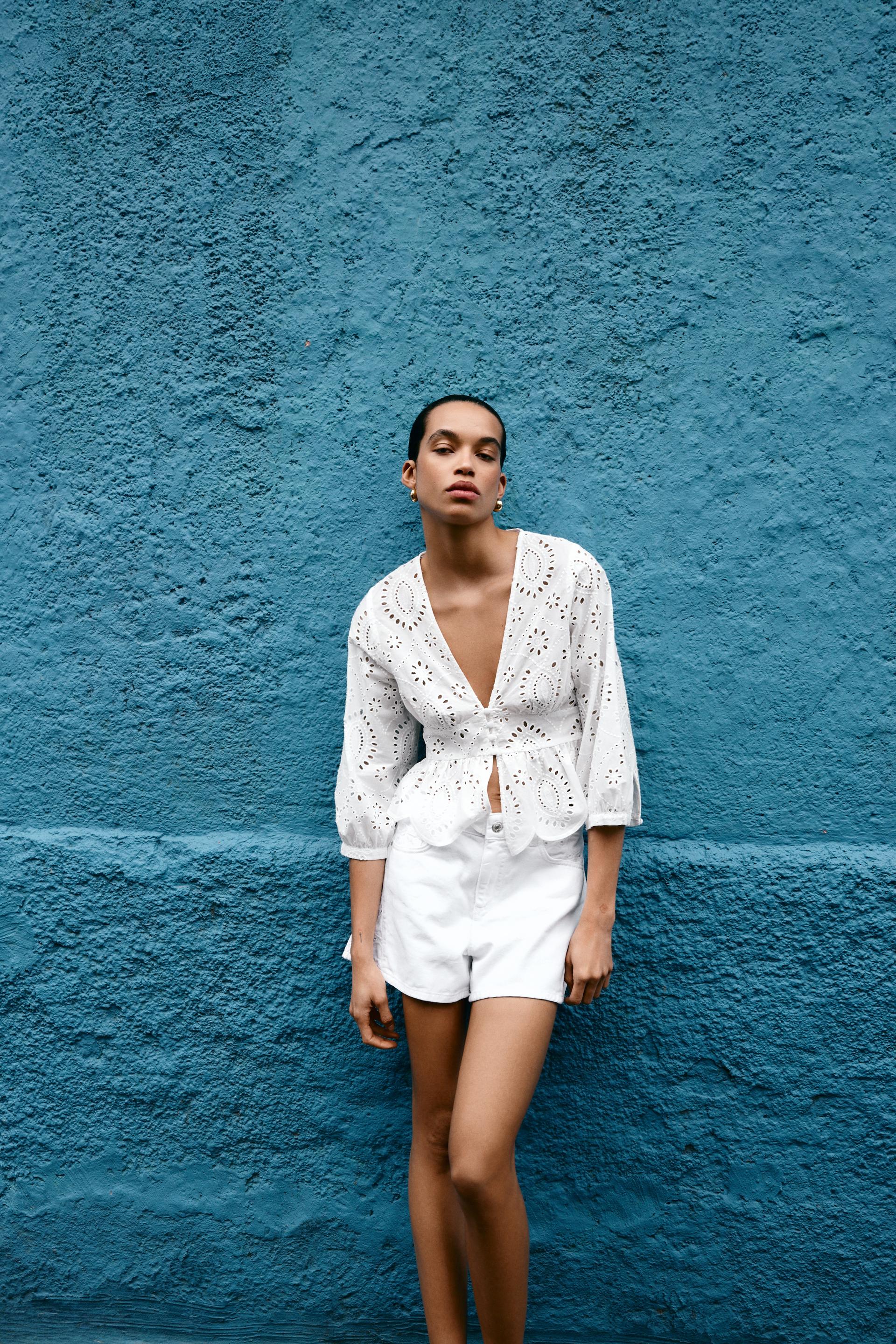 EMBROIDERED V-NECK SHIRT