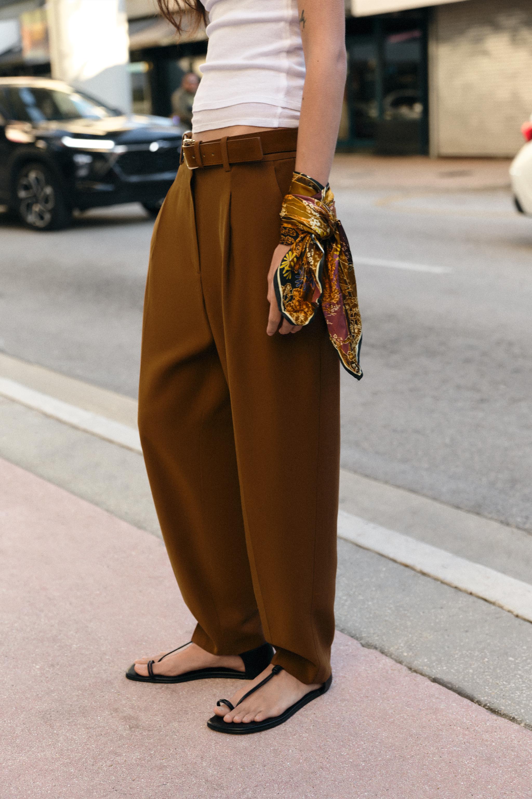 PANTALON À PINCES AVEC CEINTURE