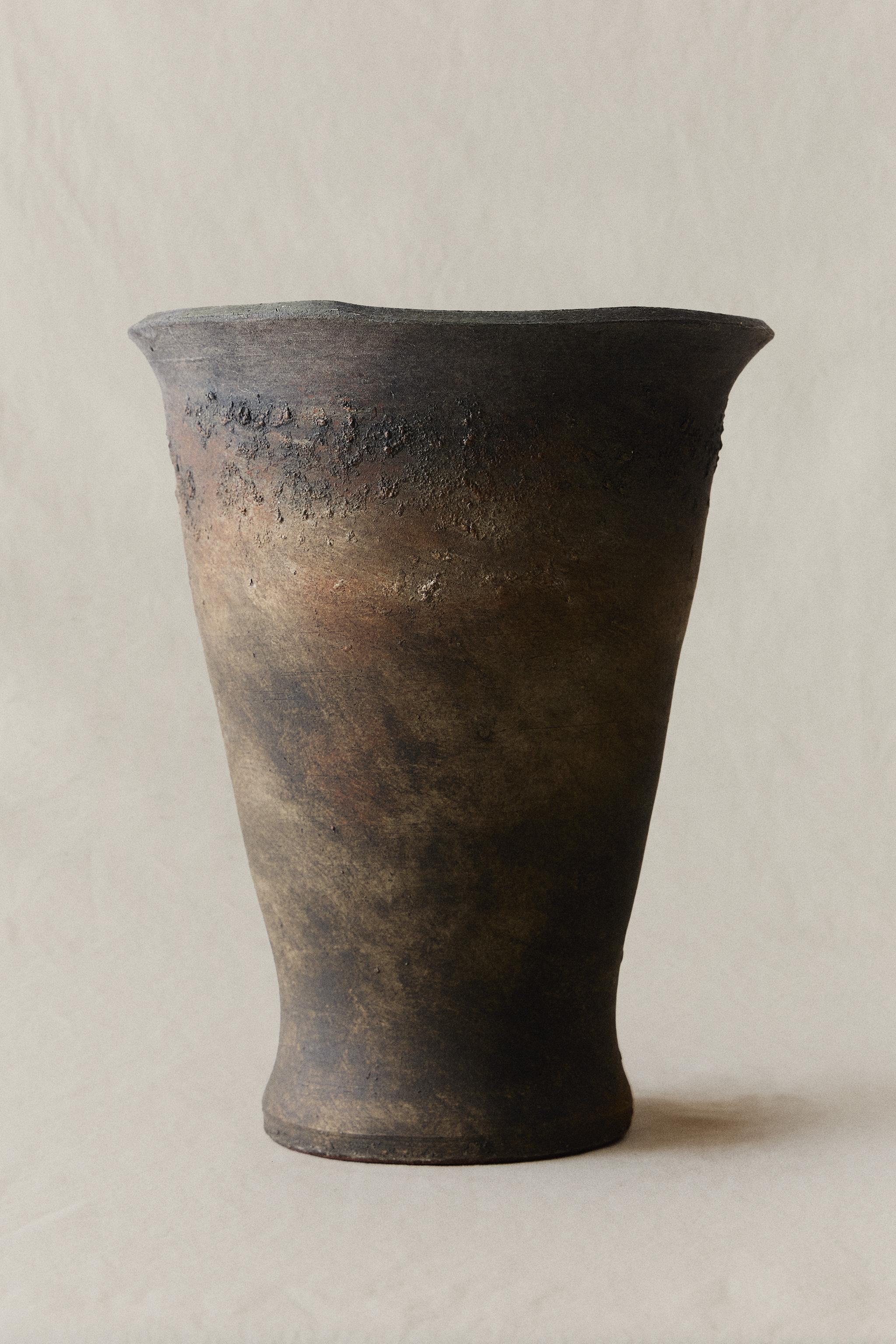 DECORATIVE CERAMIC TEXTURED VASE
