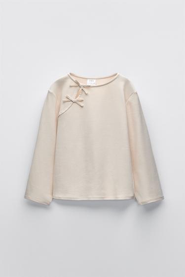 CAMISETA COM NERVURAS E LACINHOS - Cru da Zara