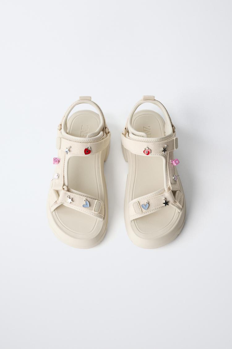 SANDALIAS TÉCNICAS CON DIJES 4
